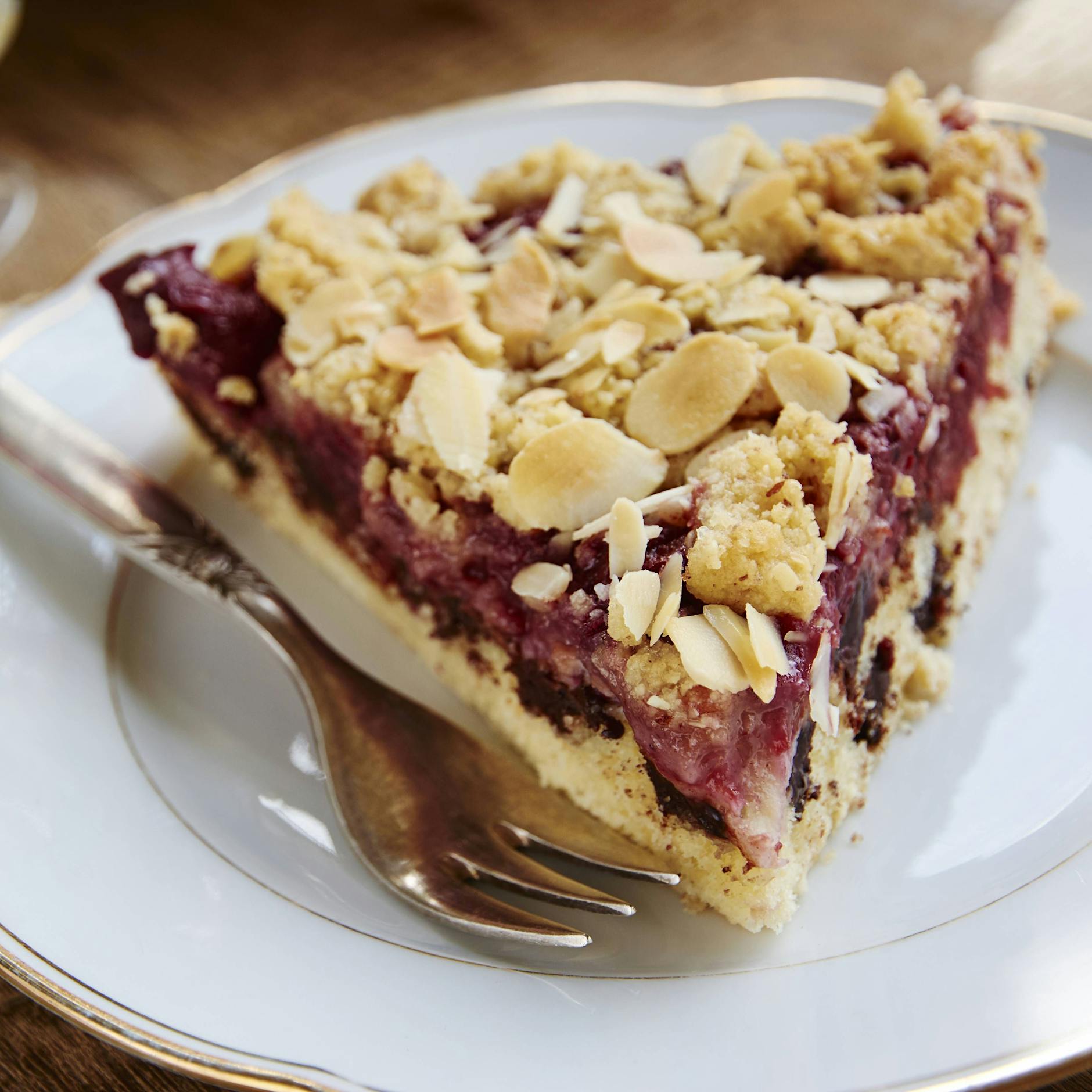 Saftiger Kirschkuchen mit leckeren Mandelstreuseln – ein schnelles, leichtes Rezept