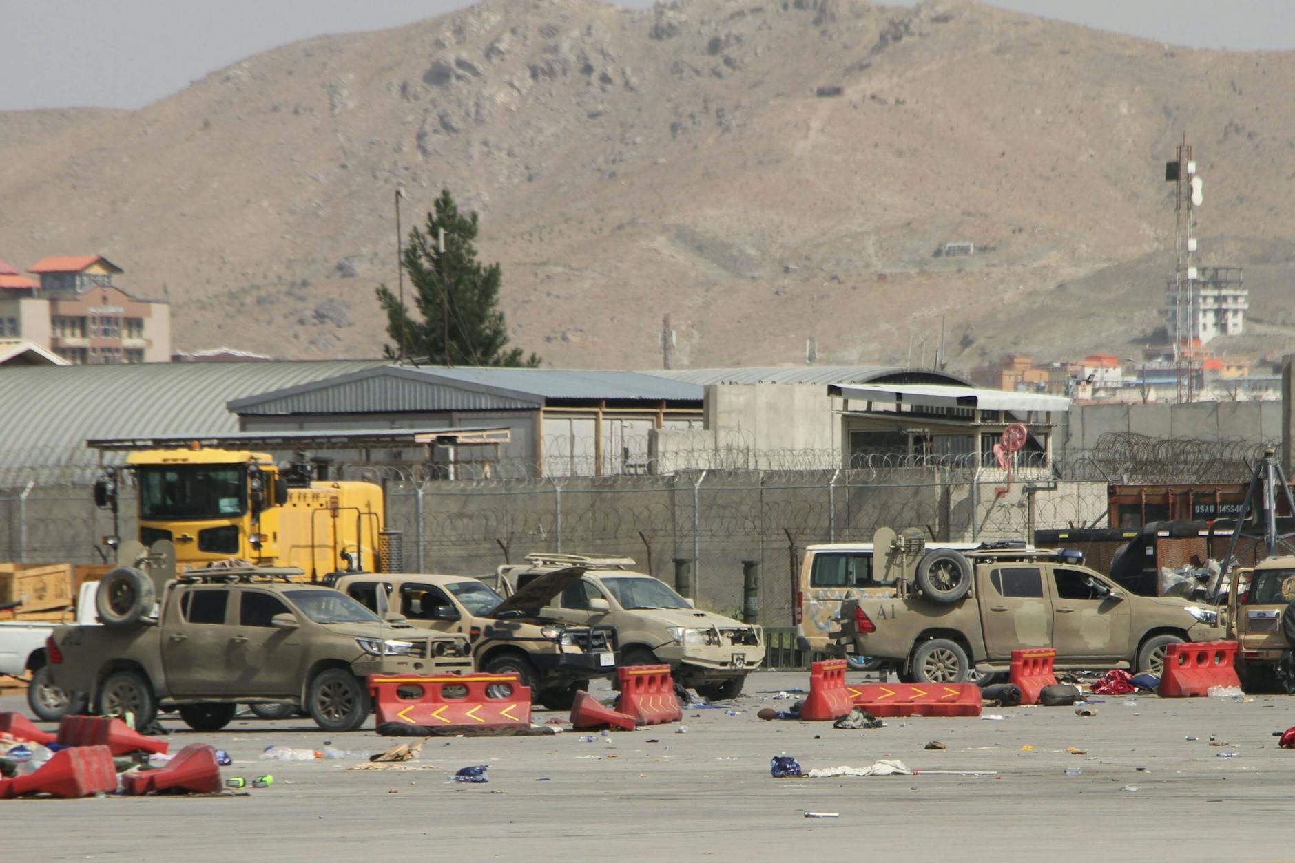 Zurückgelassene Militärfahrzeuge am Flughafen in Kabul