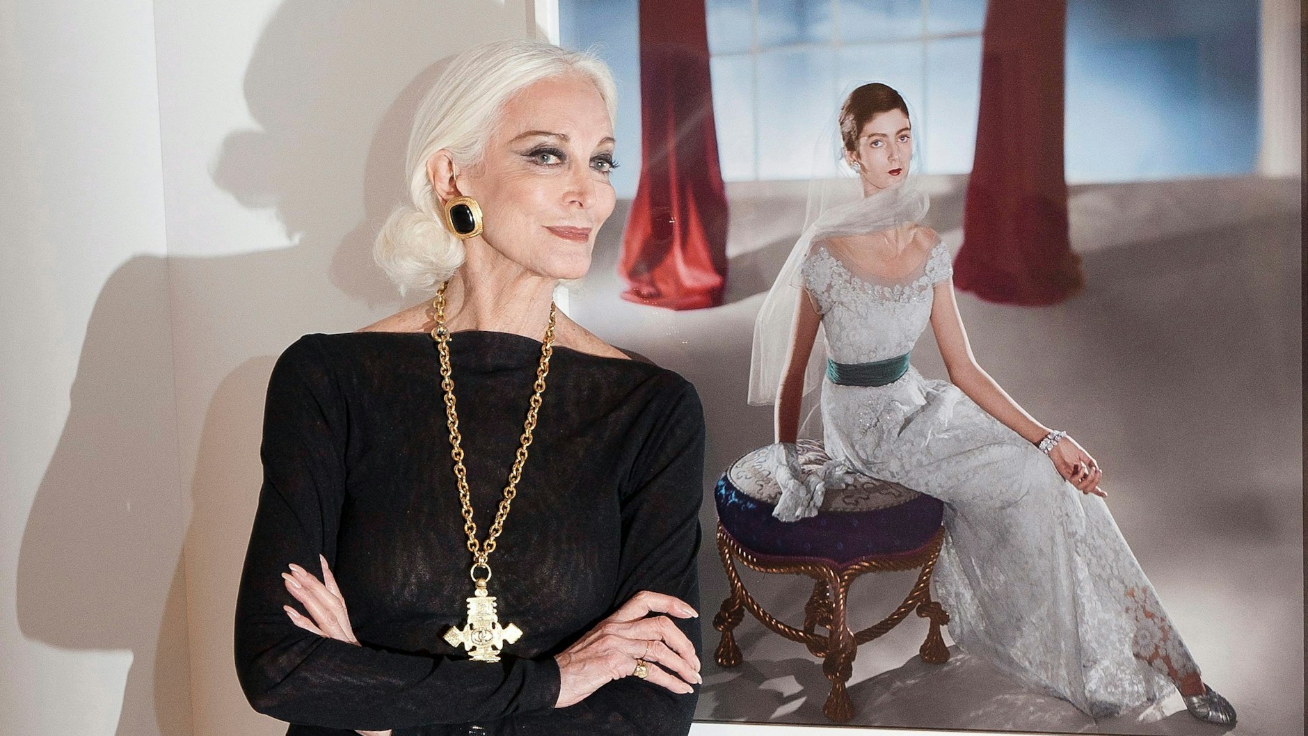 Model Carmen Dell'Orefice steht zu ihrem Silberschopf.