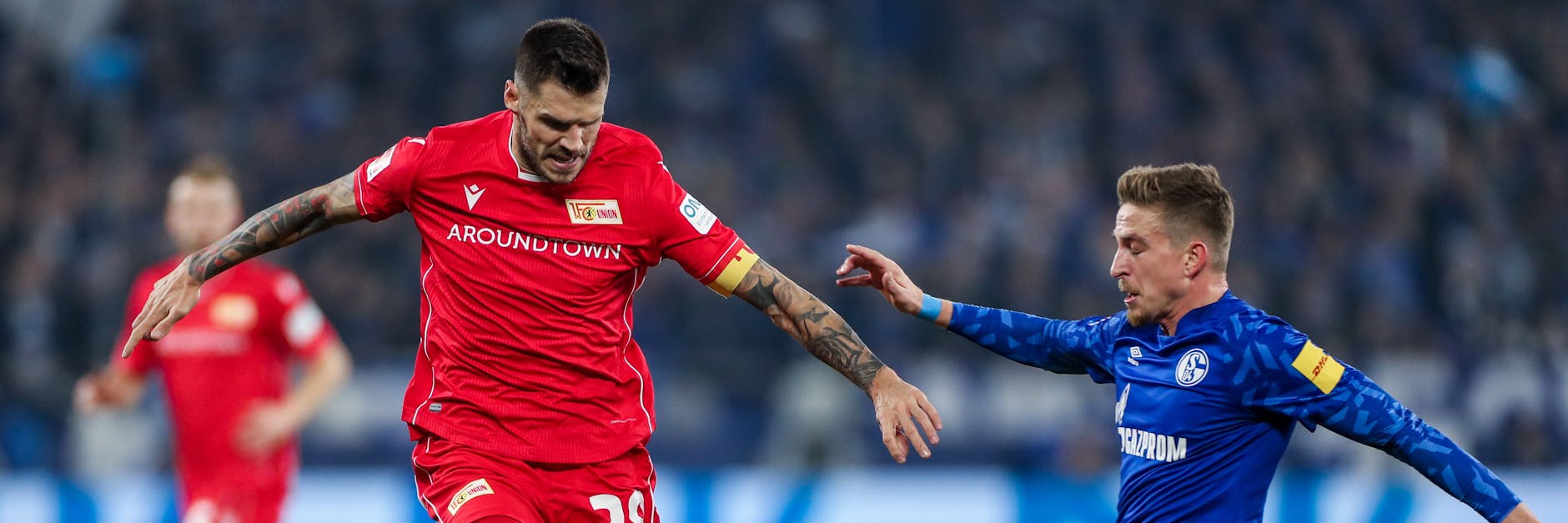 Bastian Oczipka (r.) – hier im Duell mit Unions Christopher Trimmel – will bei den Eisernen seinen Abstieg mit Schalke vergessen machen.