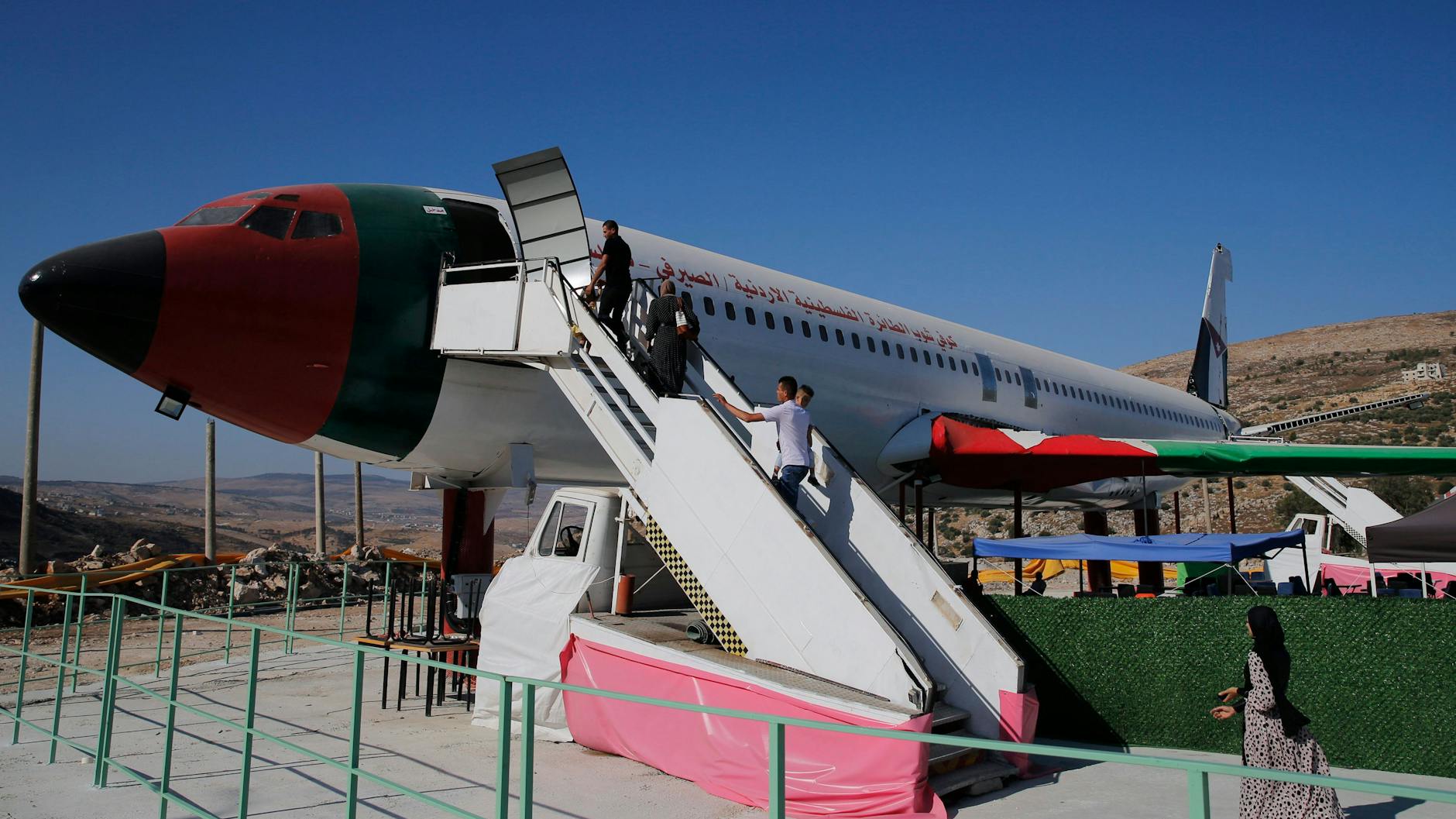 Die aufgebahrte Boeing 707 ist mittlerweile komplett renoviert und erstrahlt in palästinensischen und jordanischen Farben.