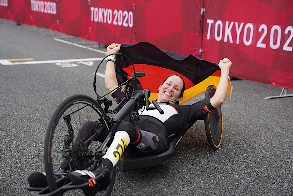 Annika Zeyen hält nach ihrem Gold-Zeitfahren mit dem Handbike auf dem Fuji International Speedway in Tokio&nbsp;die Deutschland-Fahne.
