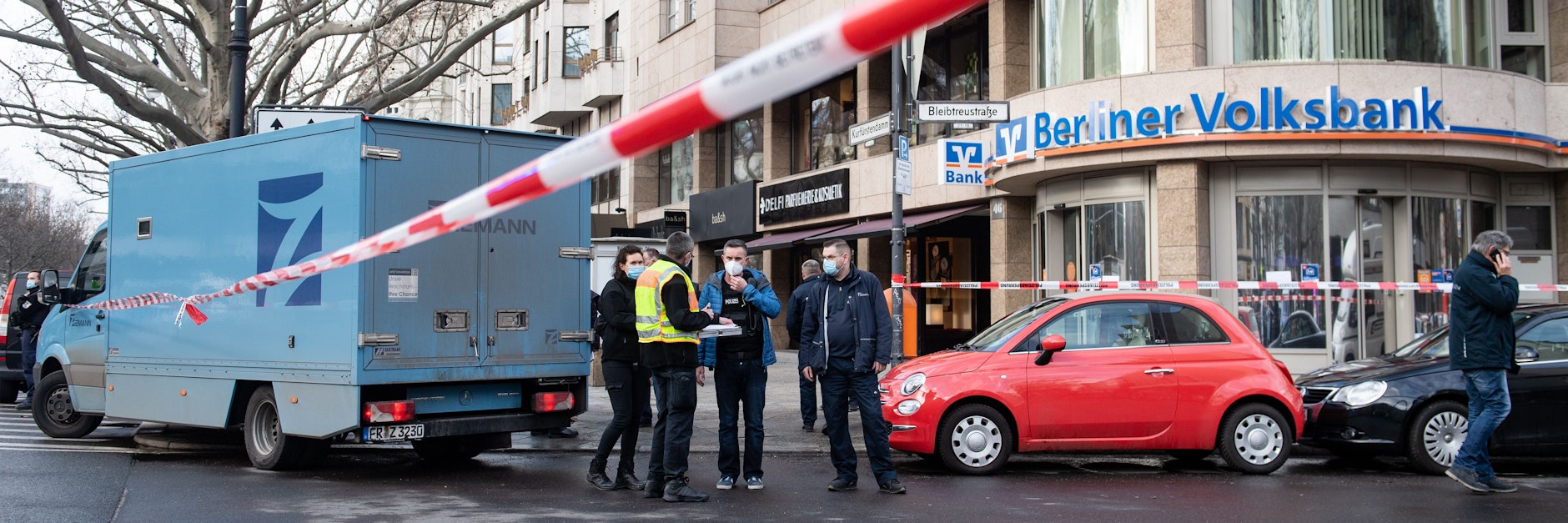 Polizisten sichern vor einer Bank an einem Geldtransporter Spuren. Auf dem Berliner Kurfürstendamm wurde zuvor ein Geldtransporter überfallen. 
