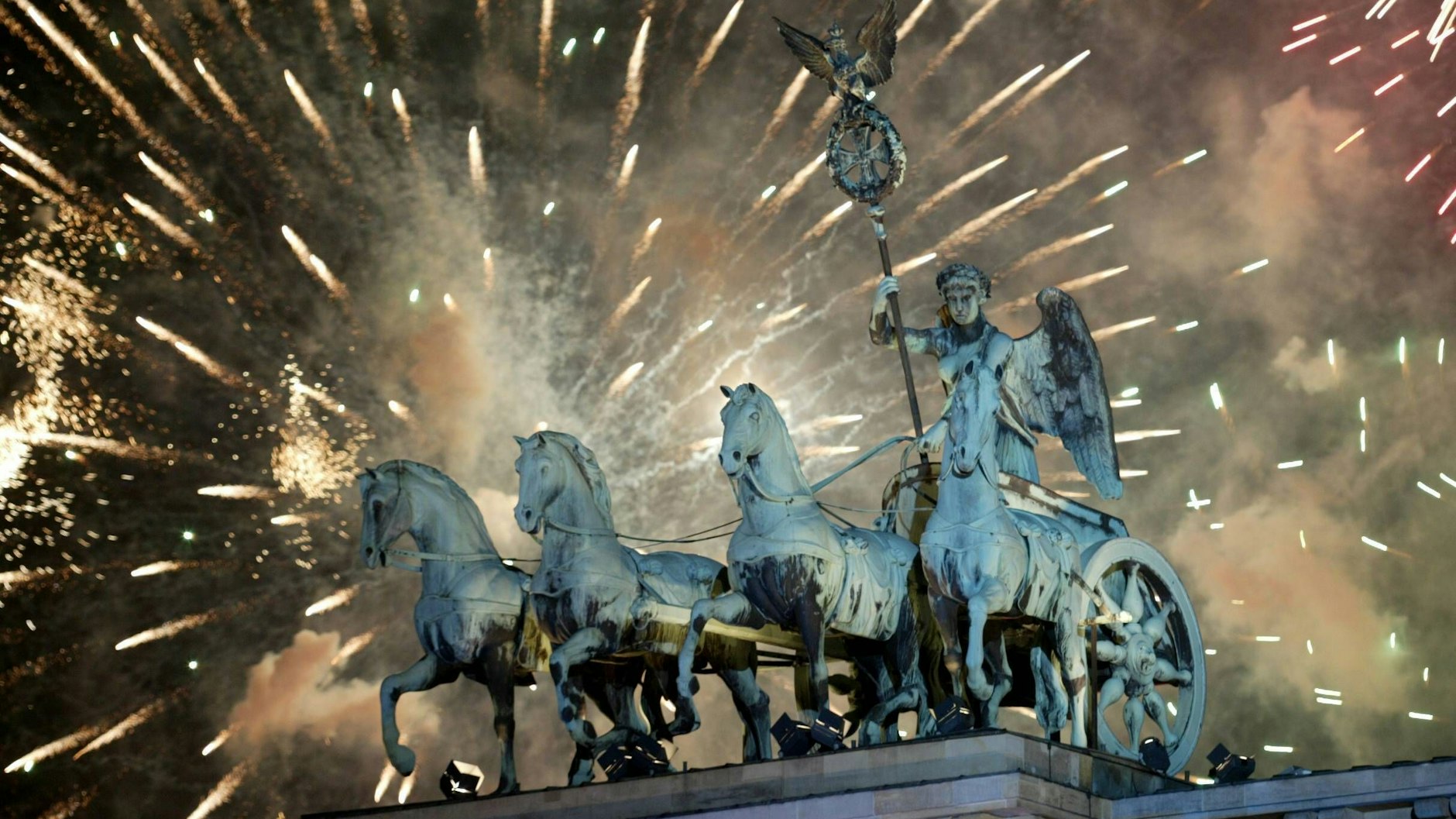 Feuerwerk bei der großen Silvesterparty am Brandenburger Tor (Archivbild)