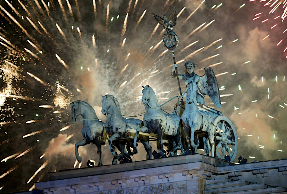 Feuerwerk bei der großen Silvesterparty am Brandenburger Tor (Archivbild)