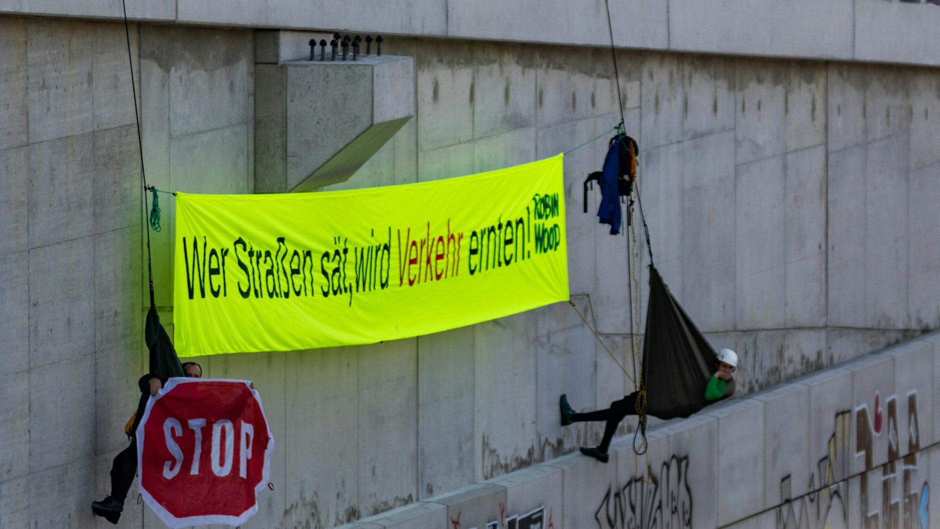 Protest auf der Autobahn-Baustelle in Treptow: Aktivisten von Robin Hood, Sand im Getriebe und anderen Organisationen befestigten Anfang Juni ein Transparent im Trogbauwerk.