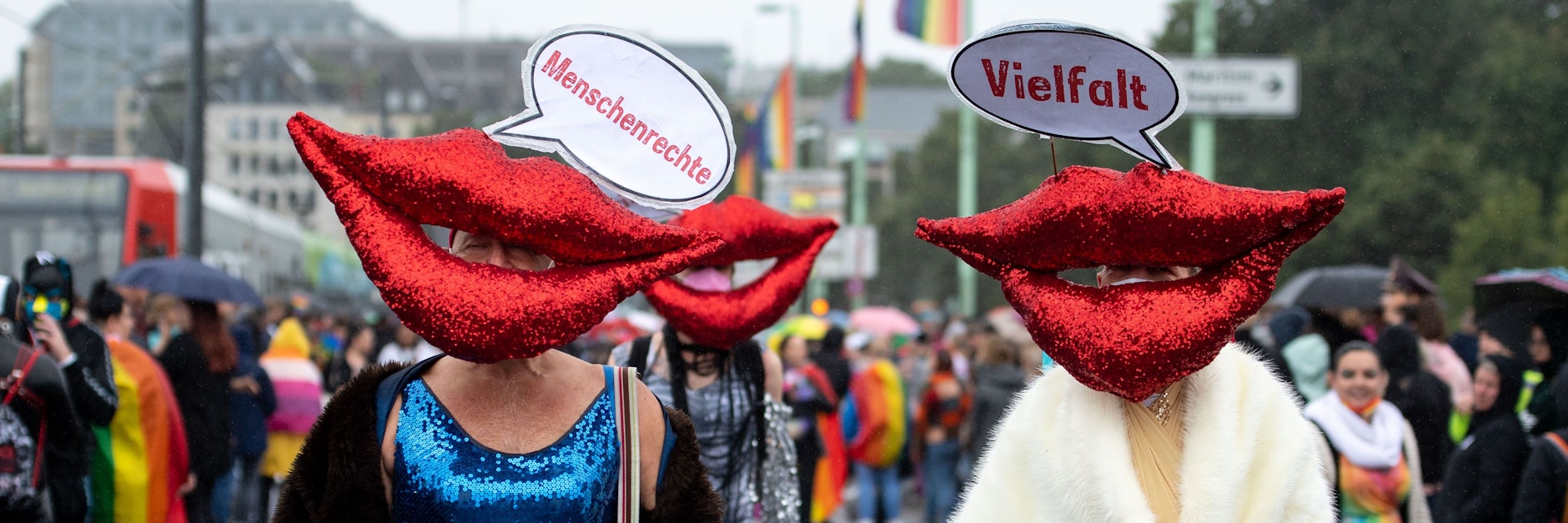 Teilnehmer einer Parade zum Christopher Street Day (CSD) mit roten Mündern und Sprechblasen in denen "Menschenrechte" und "Vielfalt" steht. Von der Großen Koalition sind queere Wähler massiv enttäuscht.