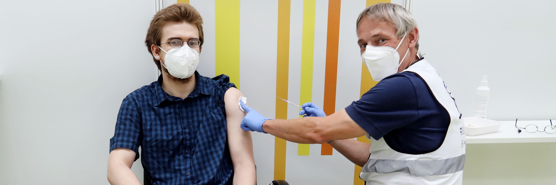 Tristen Lehmann (21) gehört zu den letzten Berlinern, die in der Arena ihre Impfung bekamen. Arzt Markus Frick (60) impft den jungen Mann.