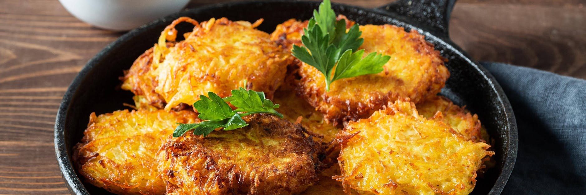 Egal, ob Sie sie Kartoffelpuffer oder Reibekuchen nennen. Die Kartoffelpfannkuchen sind schnell und einfach gemacht und schmecken allen. 