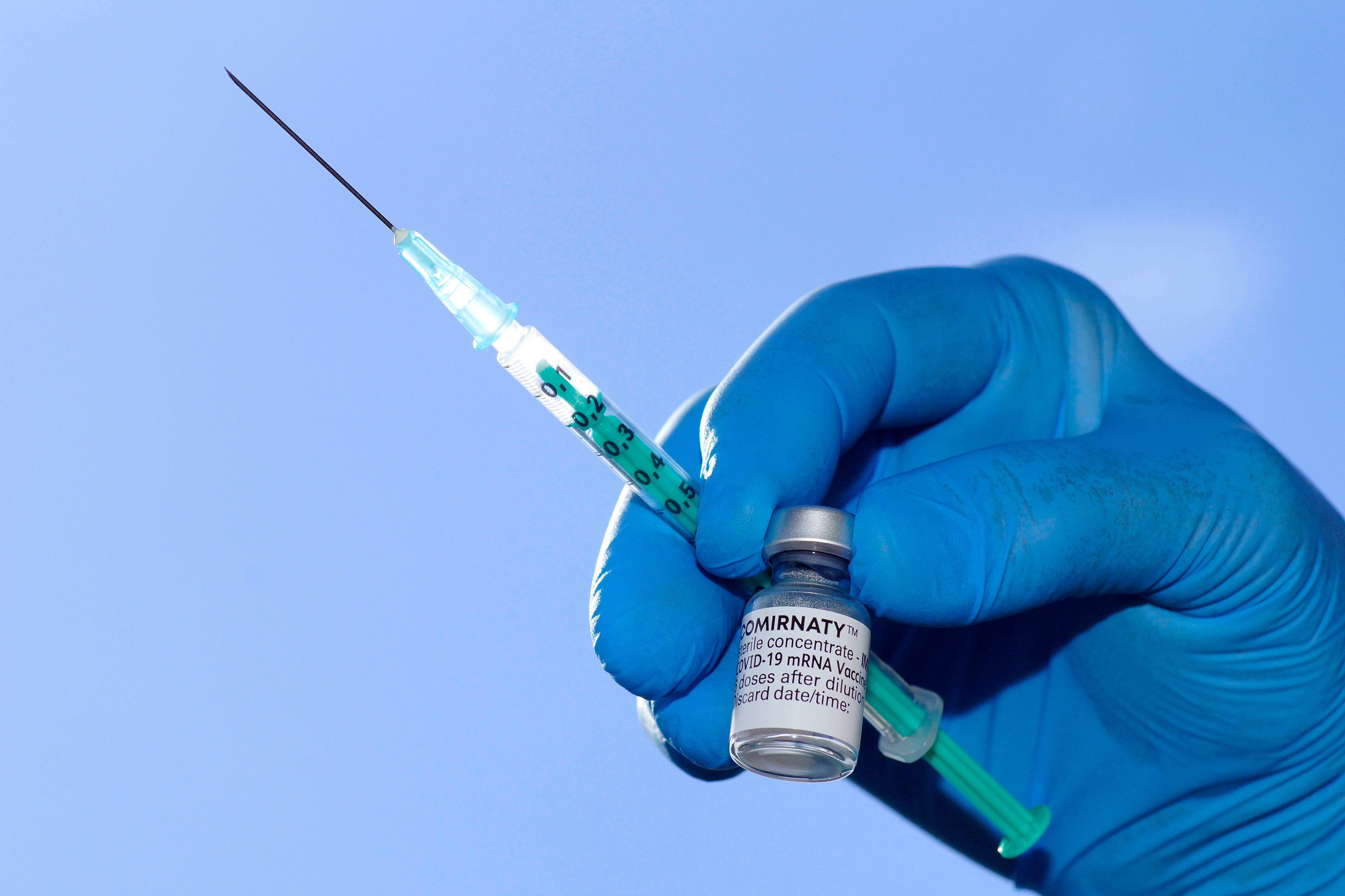 Dritte Impfung für alle? Debatte über Booster nimmt Fahrt auf