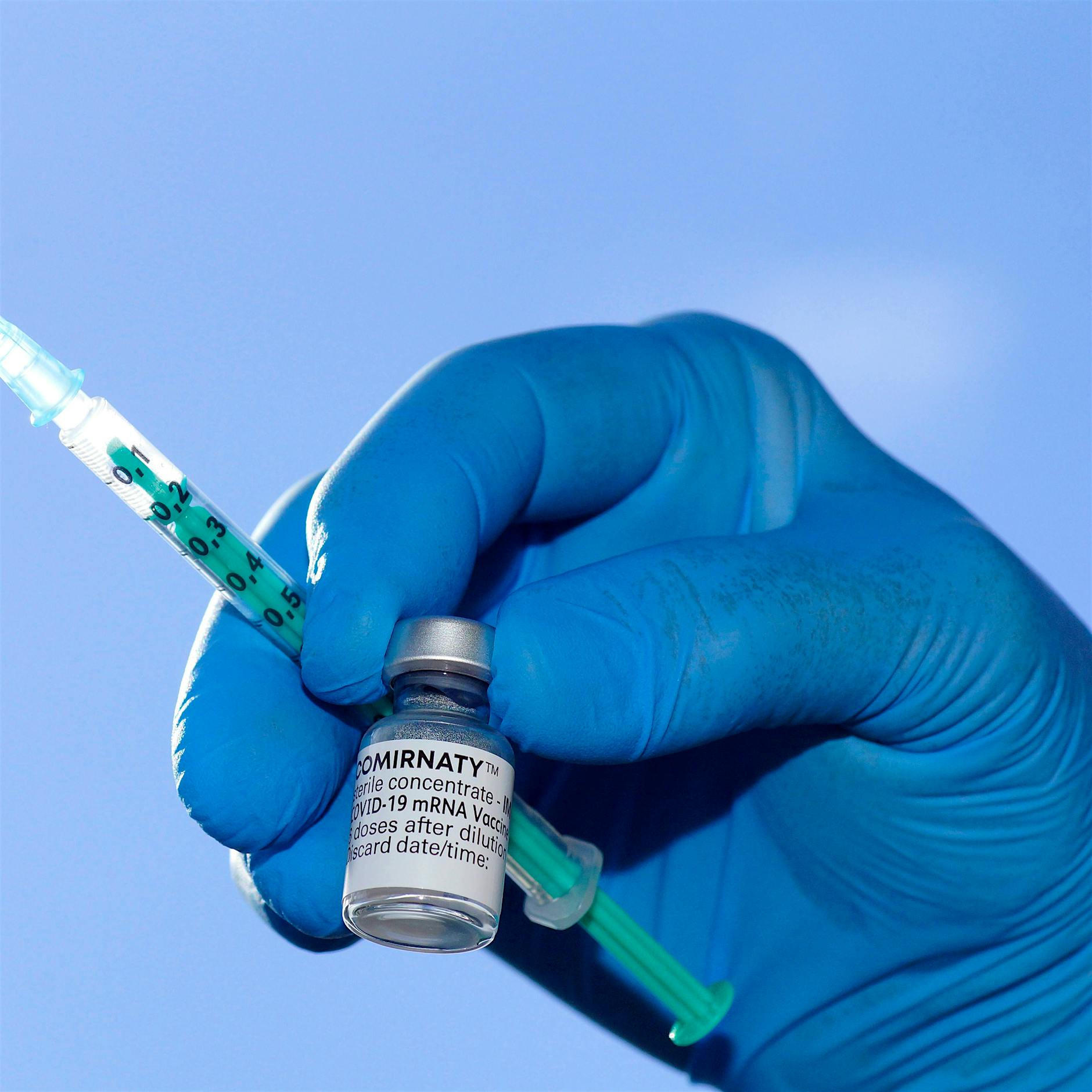 Dritte Impfung für alle? Debatte über Booster nimmt Fahrt auf