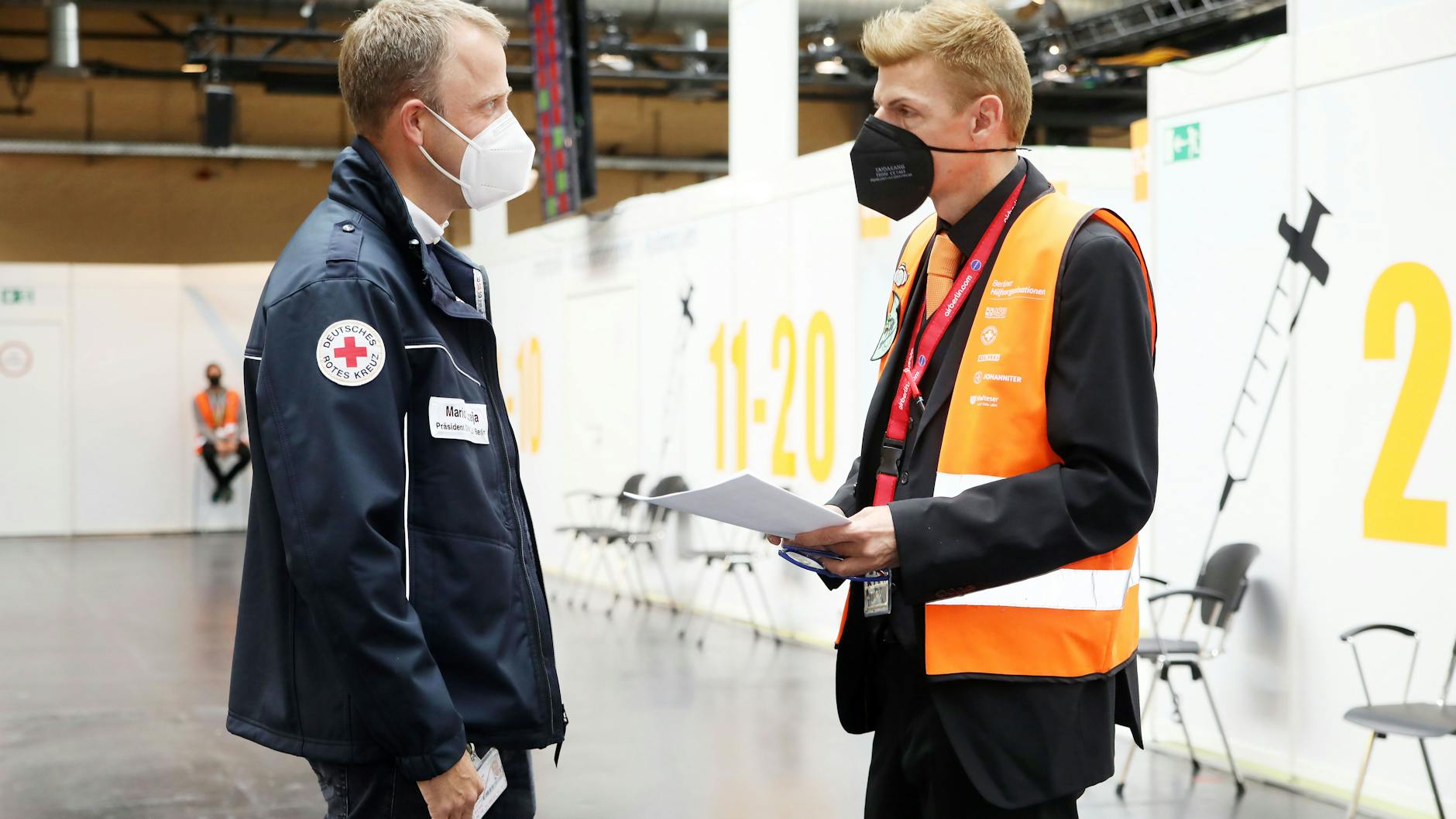 DRK-Präsident Mario Czaja (49) bespricht mit Helfer Dirk Radow (50) noch die letzten Betriebsabläufe.