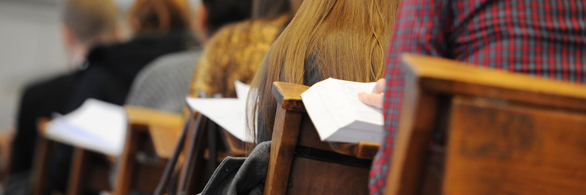 Studenten sitzen in einer Vorlesung in einem Hörsaal im Hauptgebäude der Humboldt-Universität zu Berlin.