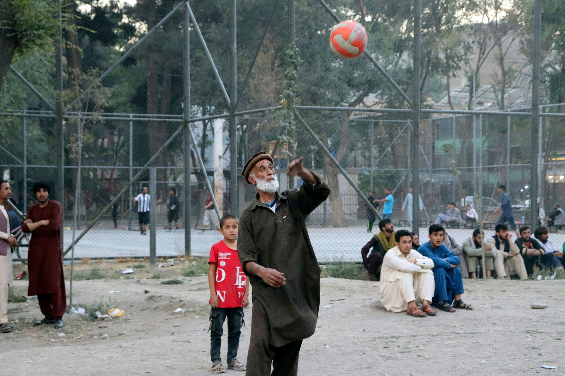Anschein von Normalität: Afghanische Männer und Jungen spielen Volleyball im Shahr-e Naw Park in Kabul.