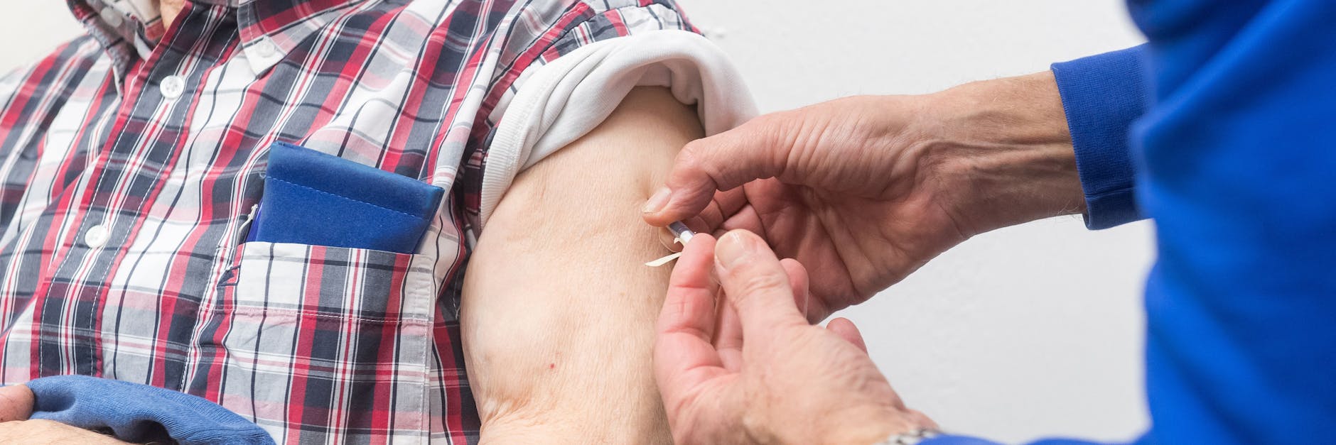 Hochbetagte haben nach der ersten Impfserie häufig eine geringere Immunität gegen das Coronavirus aufgebaut als Jüngere – darum raten Fachleute ihnen zur Auffrischung. Aber auch Jüngere sollen später die Möglichkeit dazu erhalten.