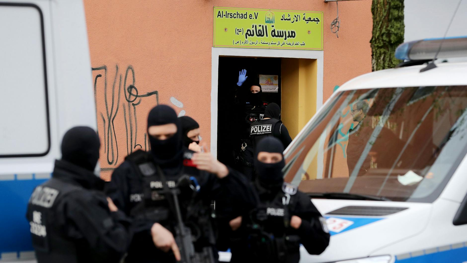 Polizisten sind vor der Berliner Al-Irschad-Moschee im Einsatz.