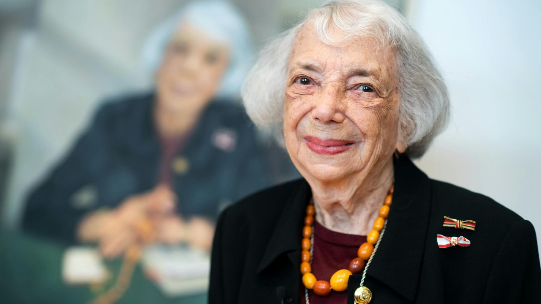 Margot Friedländer steht anlässlich der feierlichen Enthüllung vor ihrem Ehrenbürgerporträt im Berliner Abgeordnetenhaus.