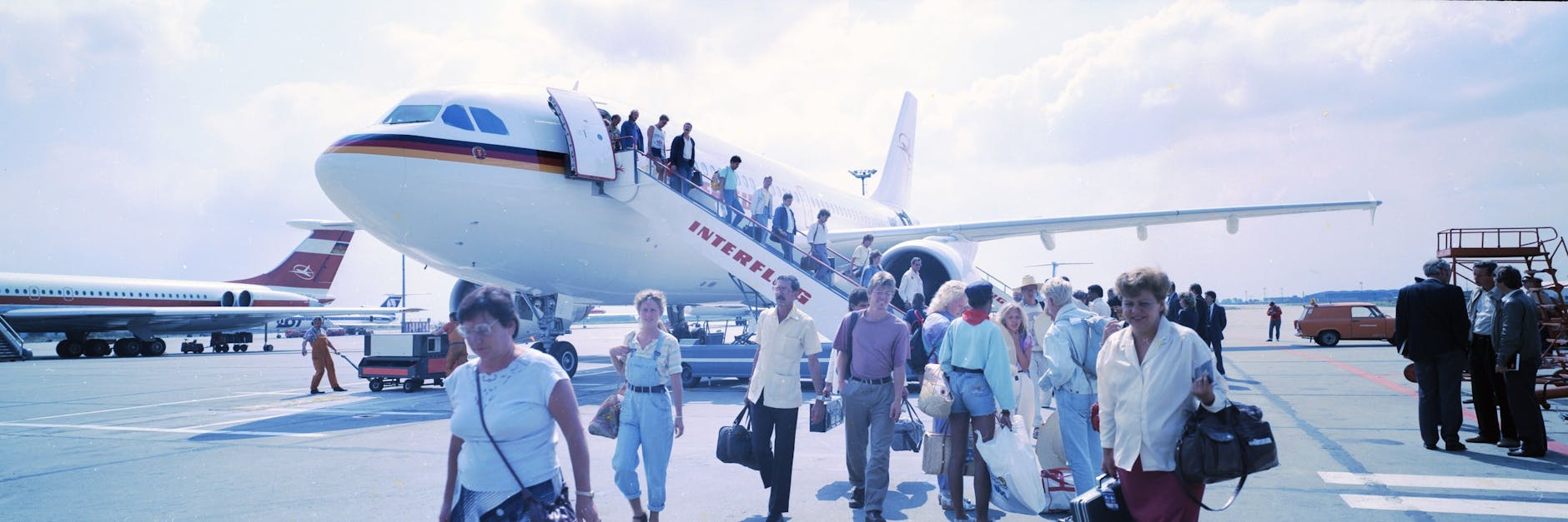 Der letzte DDR-Airbus 1990 in Schönefeld: Nun wird er im Serengeti-Park in Niedersachsen seinen Altersruhesitz finden.