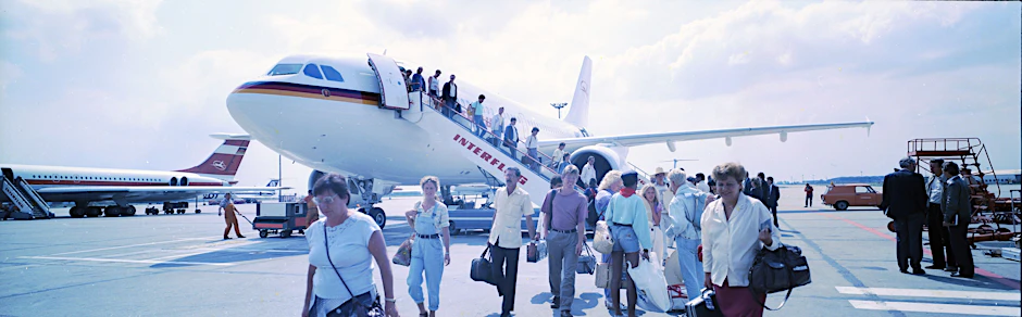Der letzte DDR-Airbus 1990 in Schönefeld: Nun wird er im Serengeti-Park in Niedersachsen seinen Altersruhesitz finden.