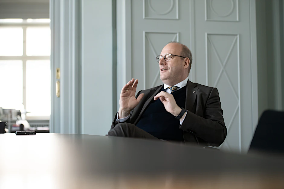 Christoph Markschies in seinem Büro in der Akademie am Gendarmenmarkt