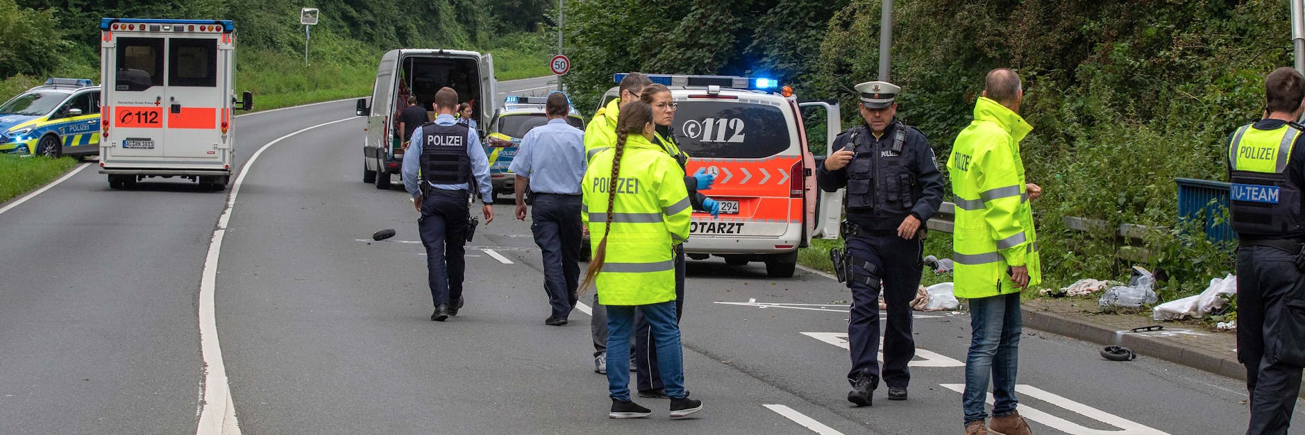 Würselen: Polizisten am Unfallort.
