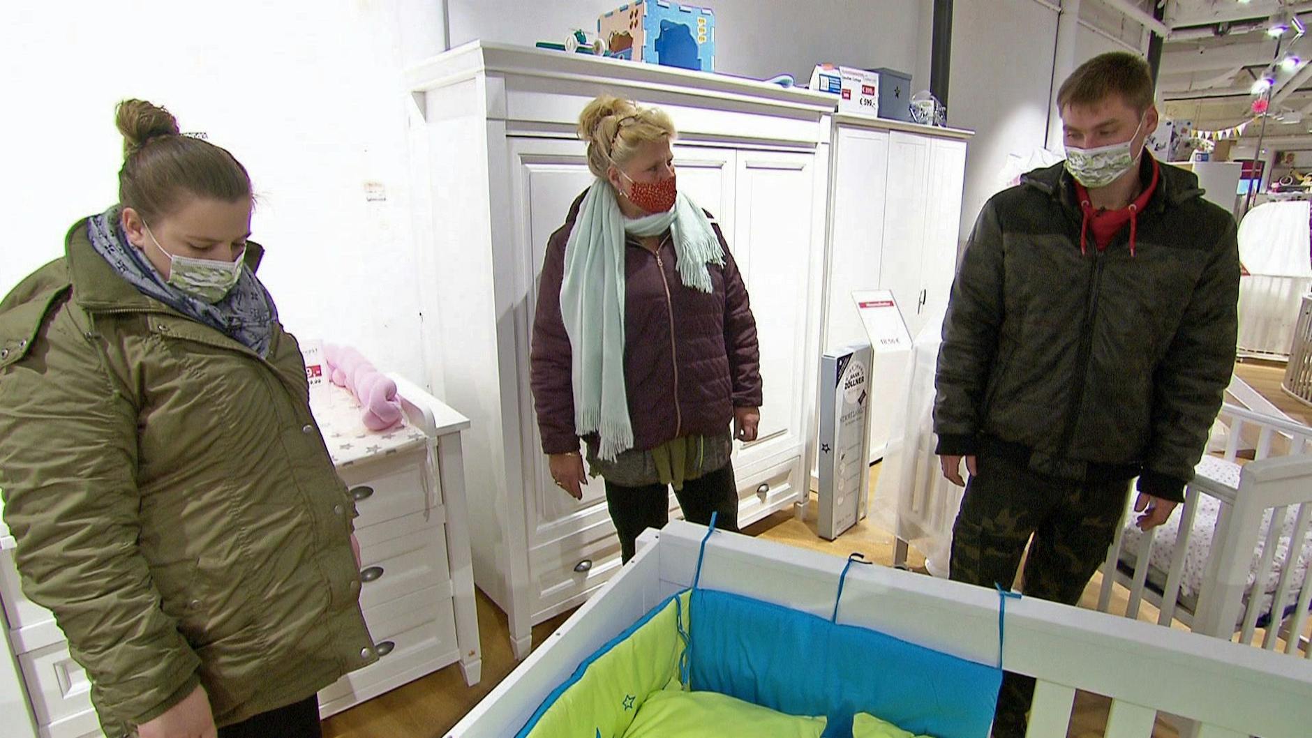 „Die Wollnys“: Familienoberhaupt Sylvia beim Shopping mit den werdenden Eltern Peter und Sarafina.