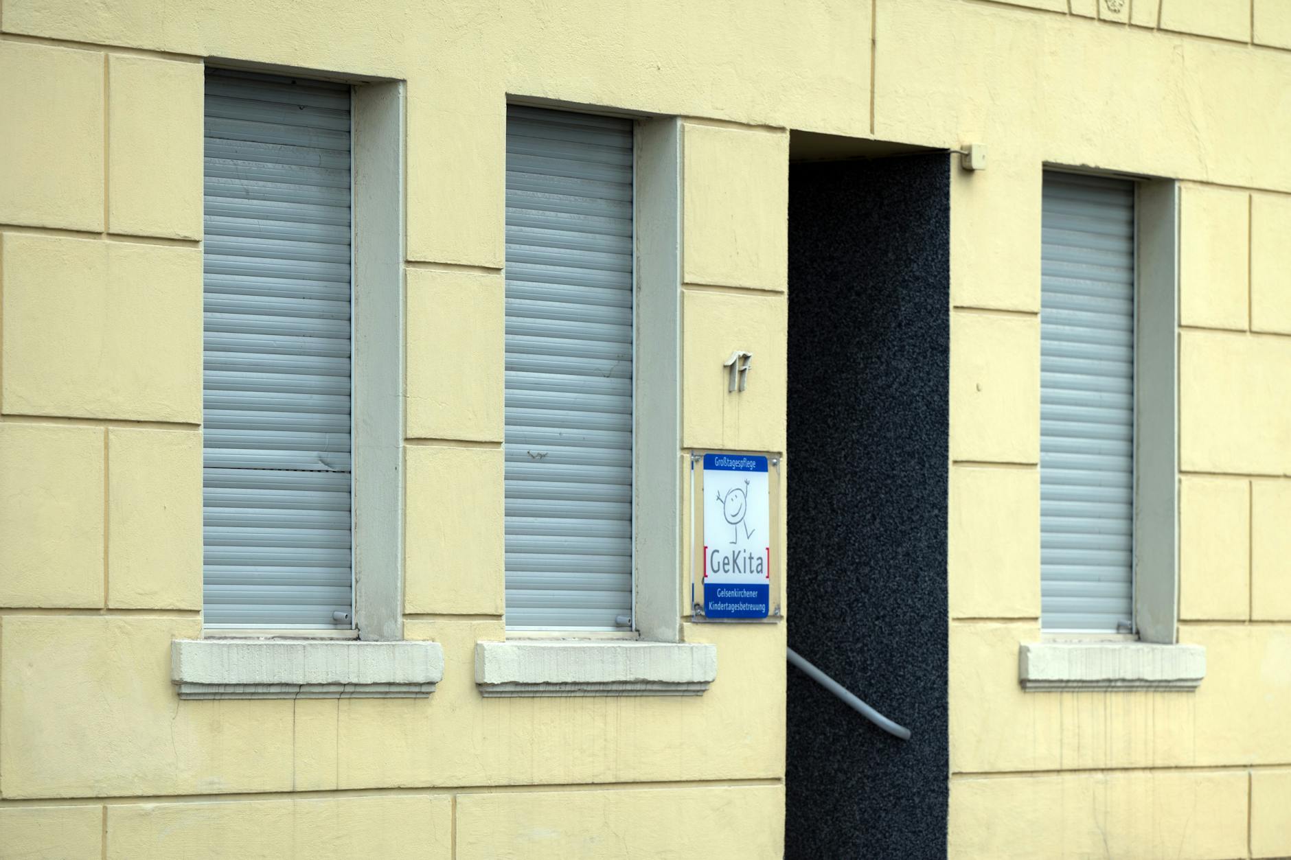 Die Rollladen sind heruntergelassen. Nach dem Tod eines zweijährigen Jungen in einer städtischen Mini-Kita in Gelsenkirchen ermittelt die Polizei „in alle Richtungen“.