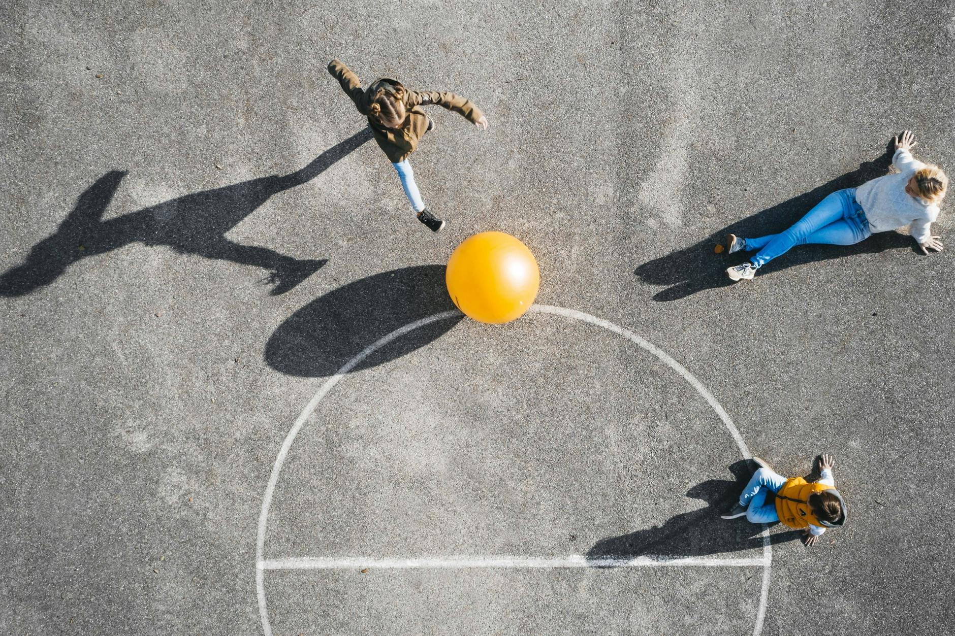 Kinder beim Fußballspielen.