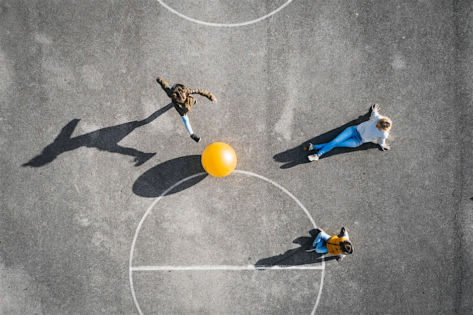 Kinder beim Fußballspielen.