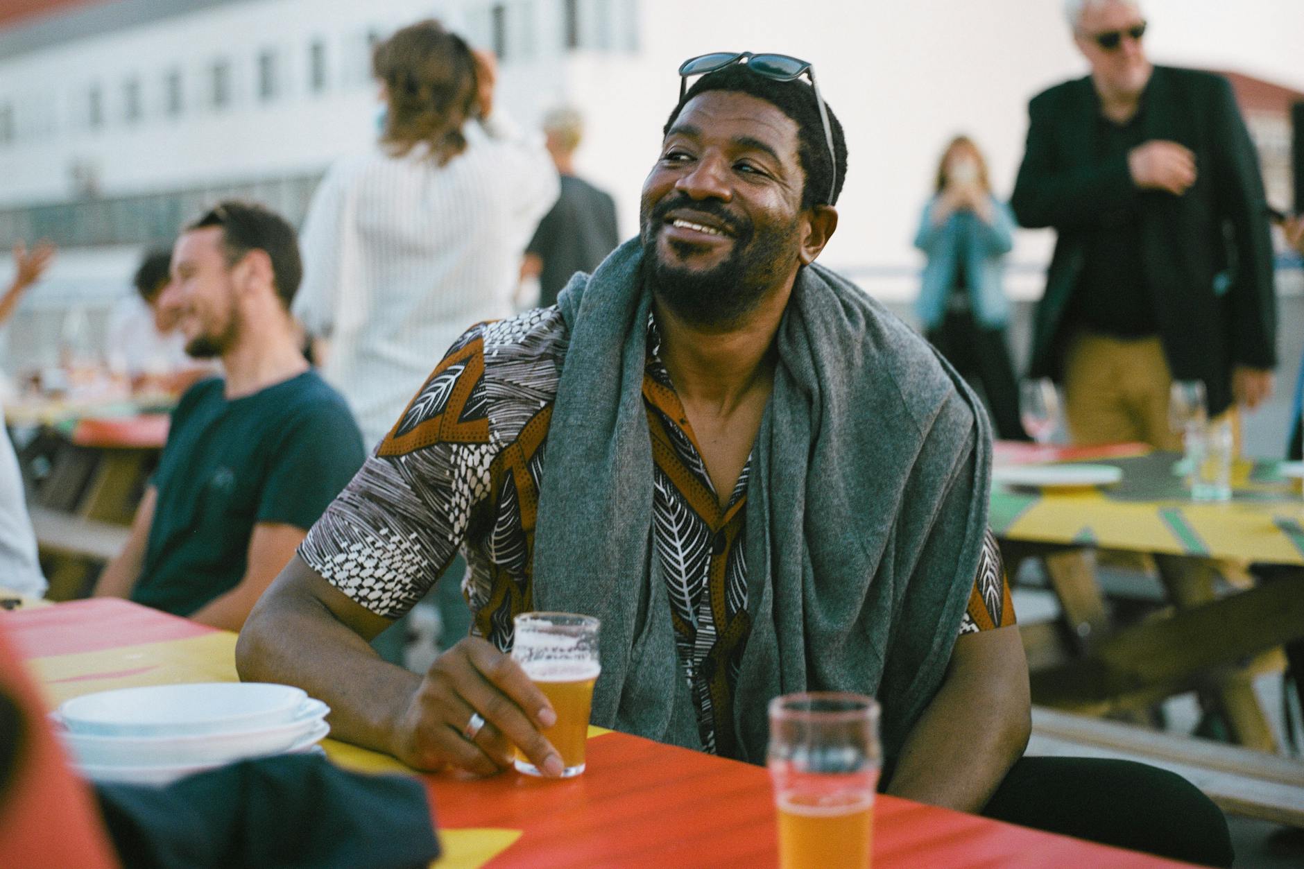 Der Berliner Künstler Emeka Ogboh auf seiner Food-Performance auf dem Dach des Kulturzentrums Art-O-Rama in Marseille