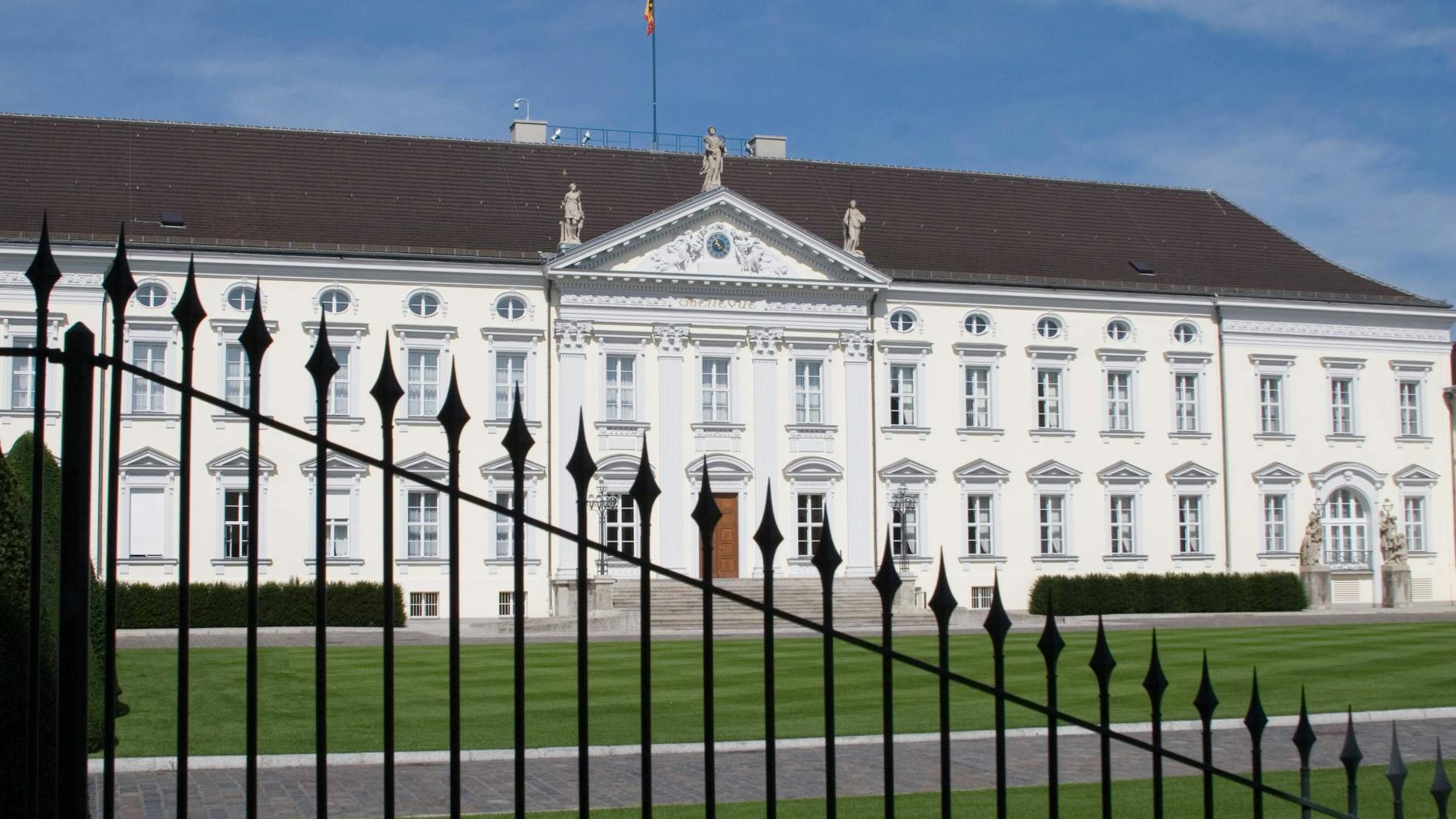 Schloss Bellevue muss saniert werden. Der Bundespräsident muss vorübergehend ausziehen. 