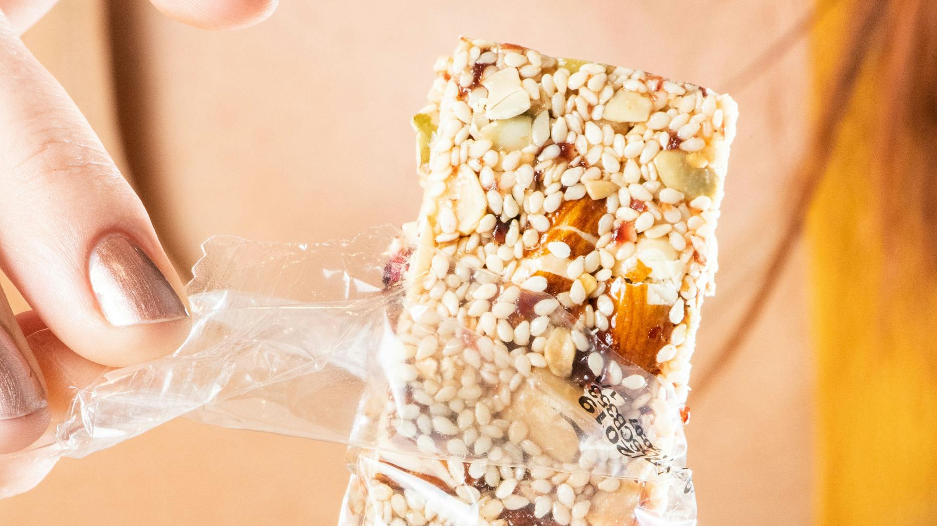 Was steckt alles drin? Wie gesund ein Müsliriegel ist, lässt sich nur mit einem Blick auf die gesamte Zutatenliste einschätzen. 