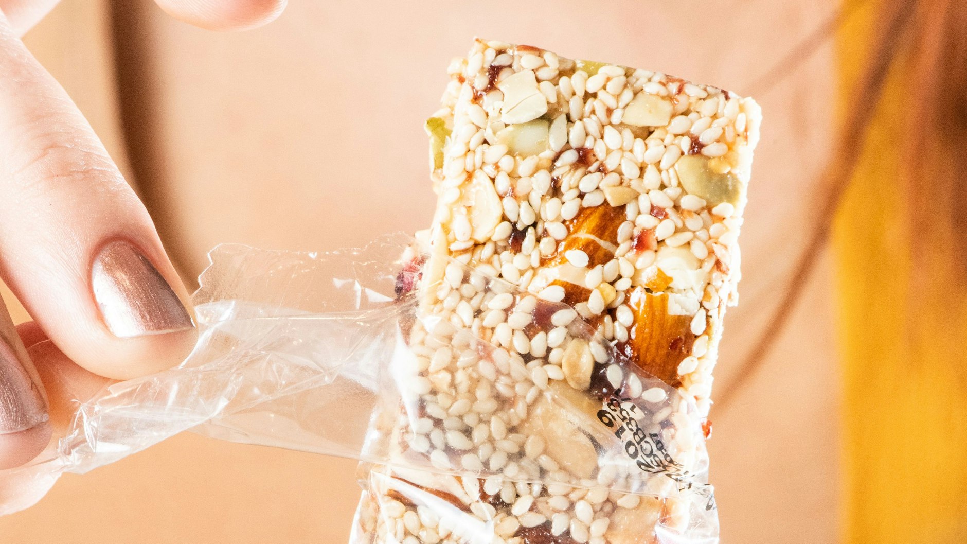 Was steckt alles drin? Wie gesund ein Müsliriegel ist, lässt sich nur mit einem Blick auf die gesamte Zutatenliste einschätzen.&nbsp;