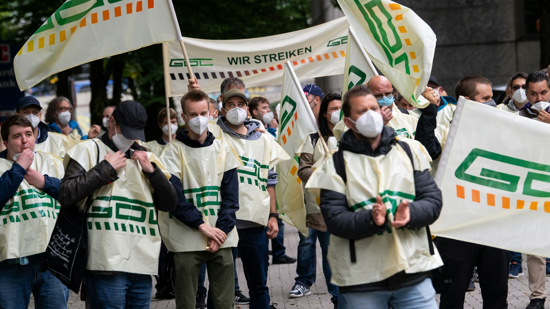 Streikbereit: Mitglieder der Gewerkschaft Deutscher Lokomotivführer, kurz GDL