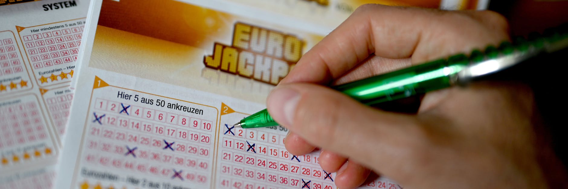 Ein Mann füllt einen Eurojackpot-Lotterieschein aus.