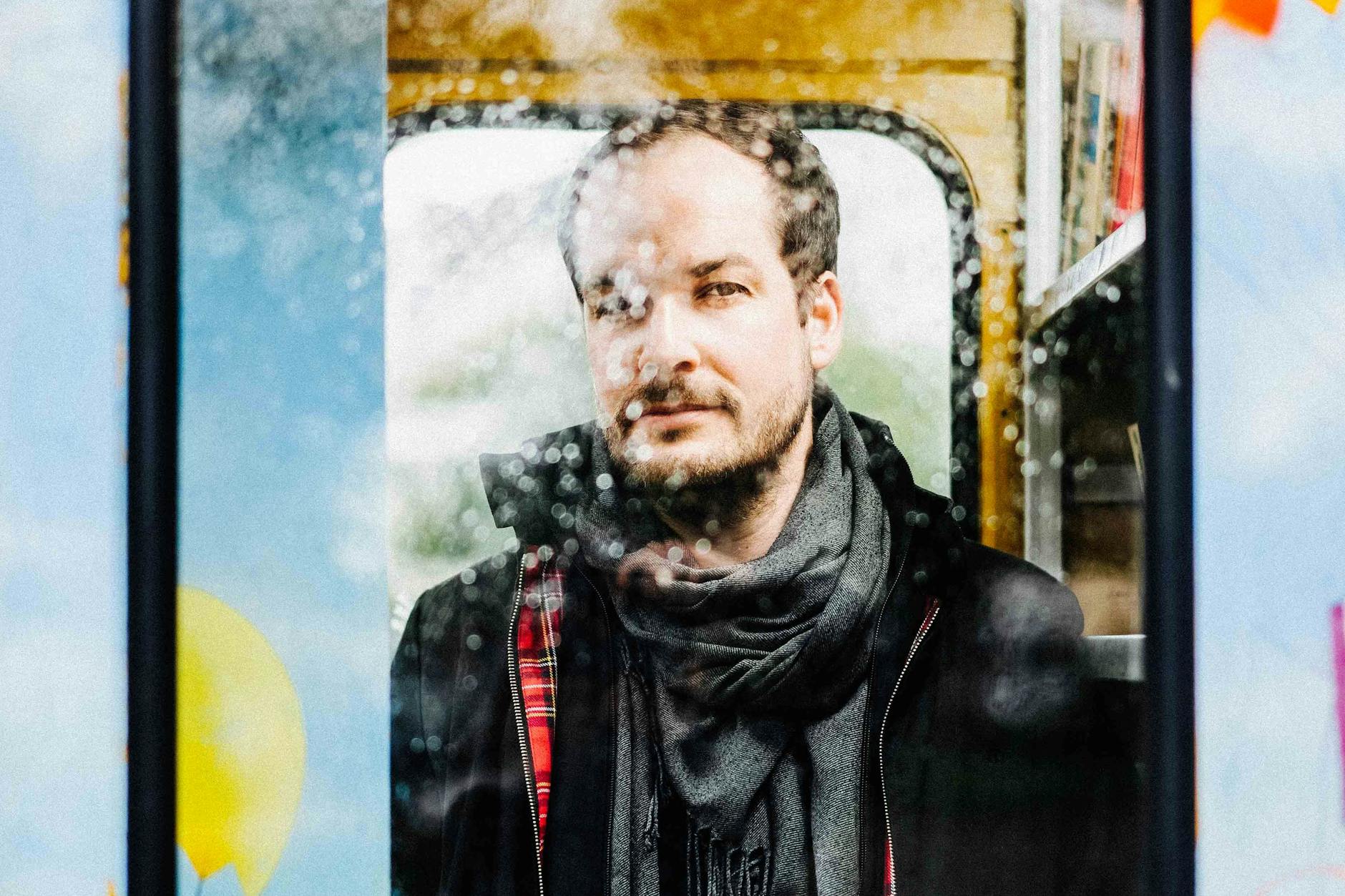 Der Autor Max Czollek posiert für ein Porträt am U-Bahnhof Südstern in Kreuzberg.