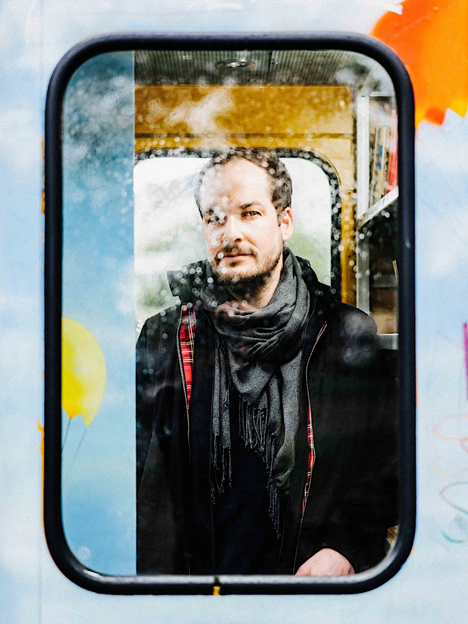 Der Autor Max Czollek posiert für ein Porträt am U-Bahnhof Südstern in Kreuzberg.