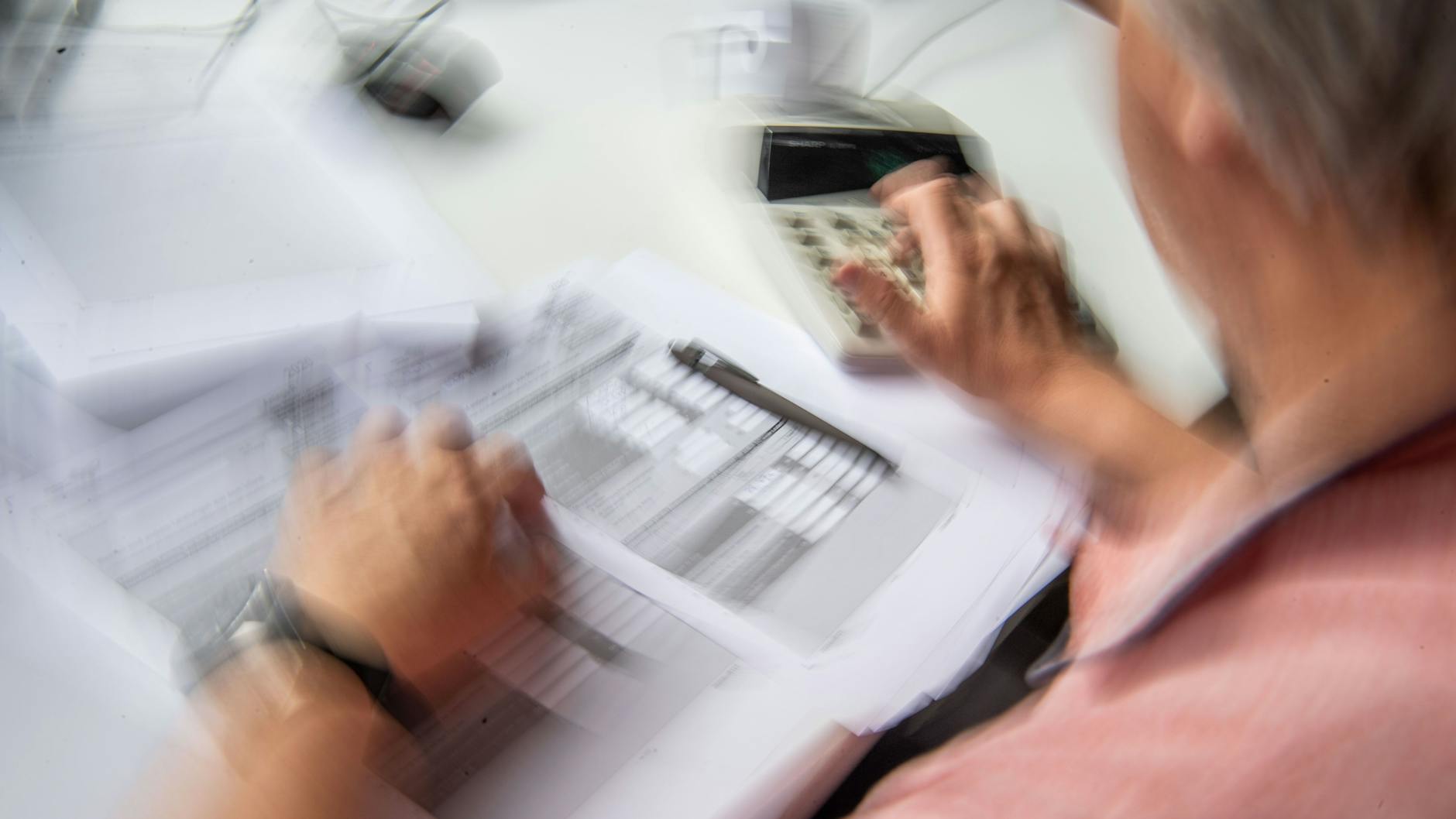 Ein Rentner füllt seine Steuererklärung aus. Senioren müssen keinen eigenen Einspruch gegen ihren Steuerbescheid einlegen.