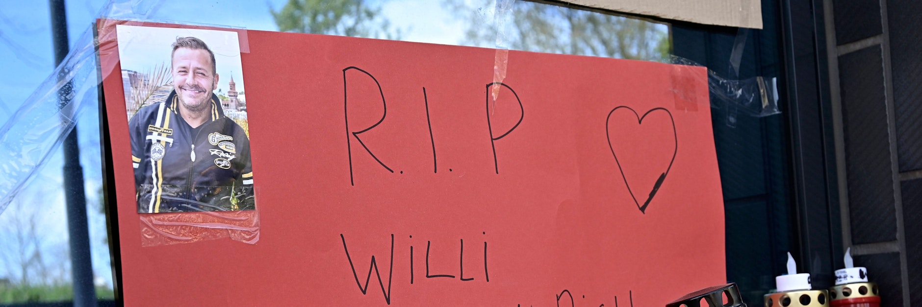 Ein Erinnerungsfoto am Grab von Willi Herren am Kölner Meletanfriedhof