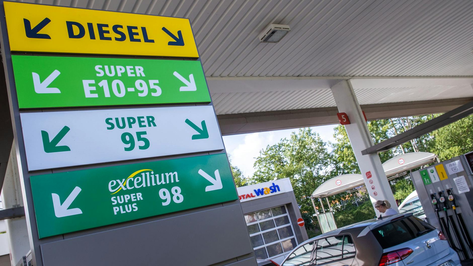 Autos stehen in einer Tankstelle in Schwerin: Einer aktuellen Studie zufolge belastet der seit Januar geltende CO2-Preis auf Kraftstoffe Haushalte mit geringem Einkommen am stärksten.