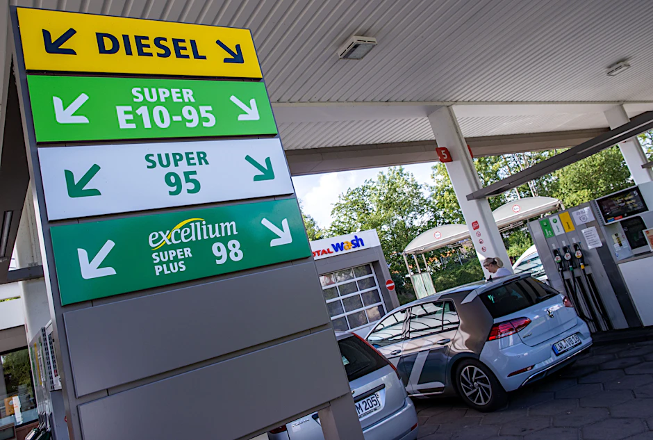 Autos stehen in einer Tankstelle in Schwerin: Einer aktuellen Studie zufolge belastet der seit Januar geltende CO2-Preis auf Kraftstoffe Haushalte mit geringem Einkommen am stärksten.
