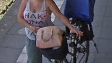 Die 26-Jährige wurde am Tag ihres Todes auf dem Bahnhof Oranienburg gefilmt. Auf den von der Polizei veröffentlichten Aufnahmen sind die gesuchte Handtasche und das Shirt zu sehen.