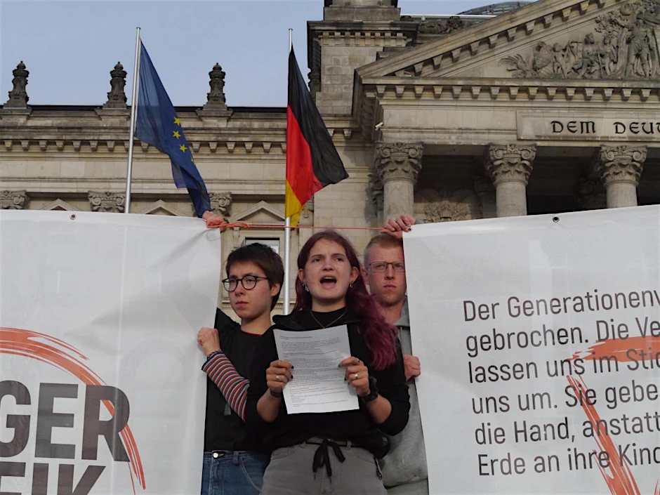 Die Hungerstreikenden verlesen ihre Erklärung vor dem Bundestag. In der Mitte steht die Aktivistin Mephisto, 18 Jahre alt.