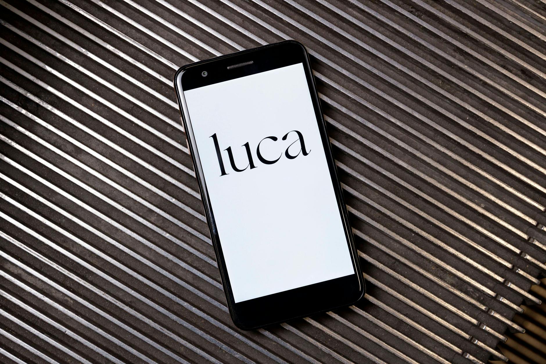 Das Logo der App-Luca wird auf einem Handy angezeigt.