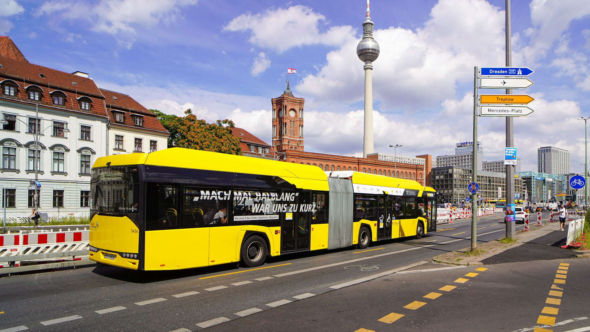 Ein langer Gelenkbus der BVG.