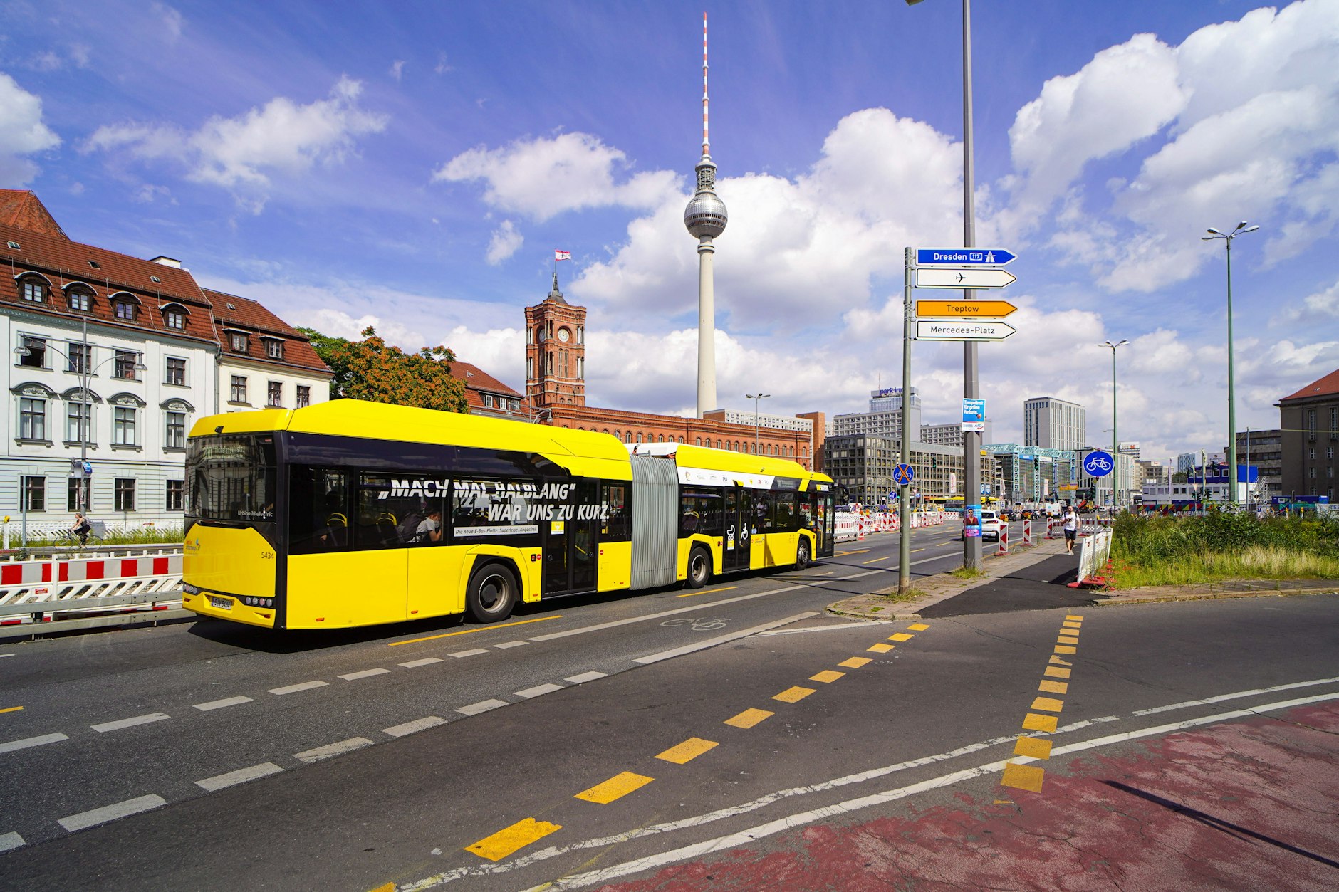 Ein Bus der BVG am Molkenmarkt in Berlin-Mitte: Ab Samstag kommt es zu einer zweitägigen Vollsperrung für Autofahrer. 