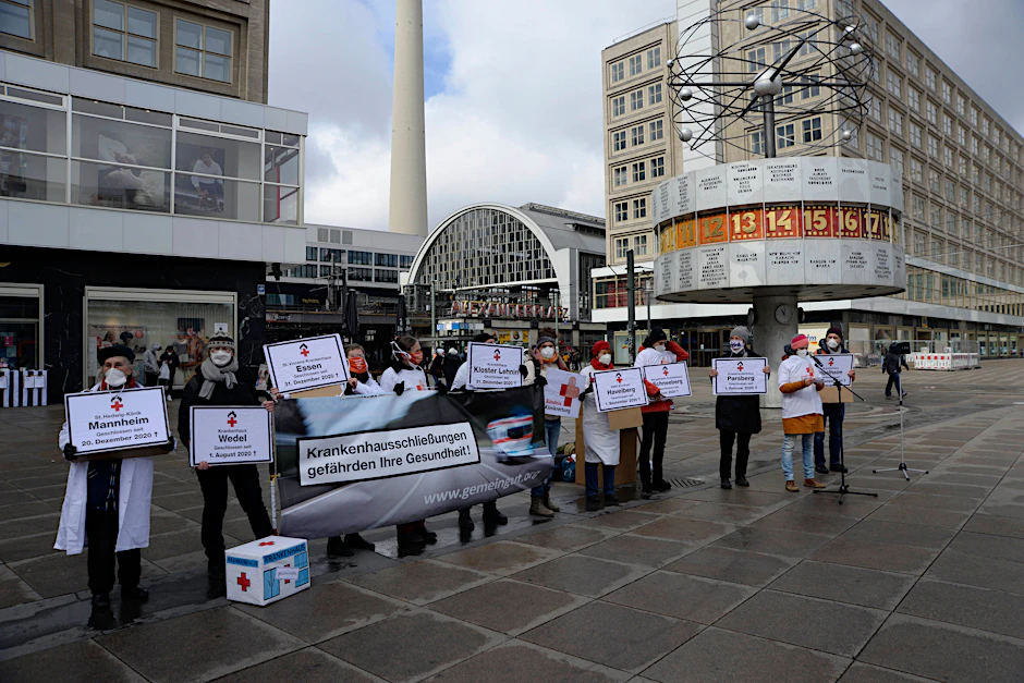 Das Bündnis Klinikrettung demonstriert auf dem Alexanderplatz gegen bundesweite Klinikschließungen.