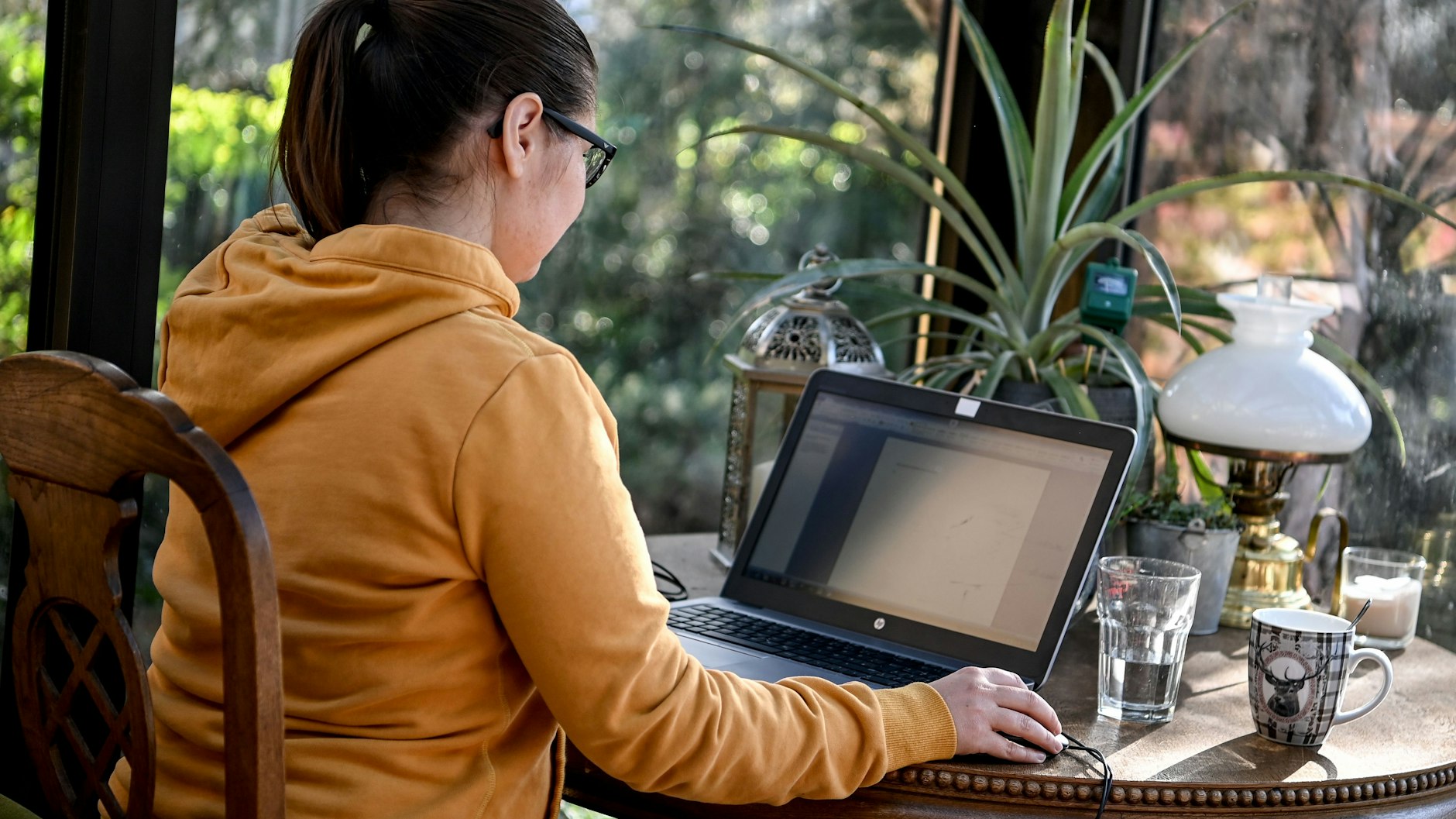 Arbeiten mit Blick ins Grüne: Wer auf dem Land lebt und dort arbeitet, kann sich von diesem Ausblick in der Regel inspirieren lassen.&nbsp;&nbsp;