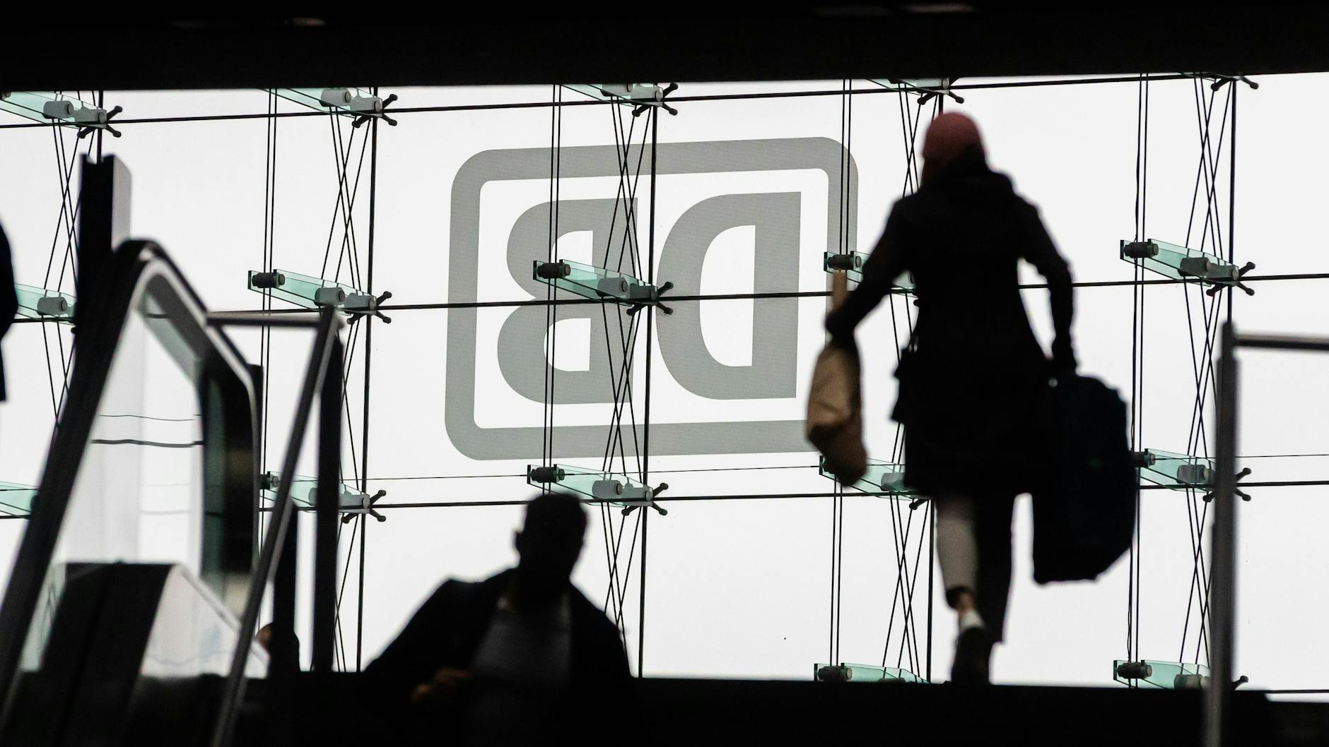 Das Deutsche Bahn-Logo. Im Interesse der Kunden und Mitarbeitenden habe der Konzern nun handeln müssen. Er lässt die Streiks deshalb rechtlich überprüfen. (Symbolbild)