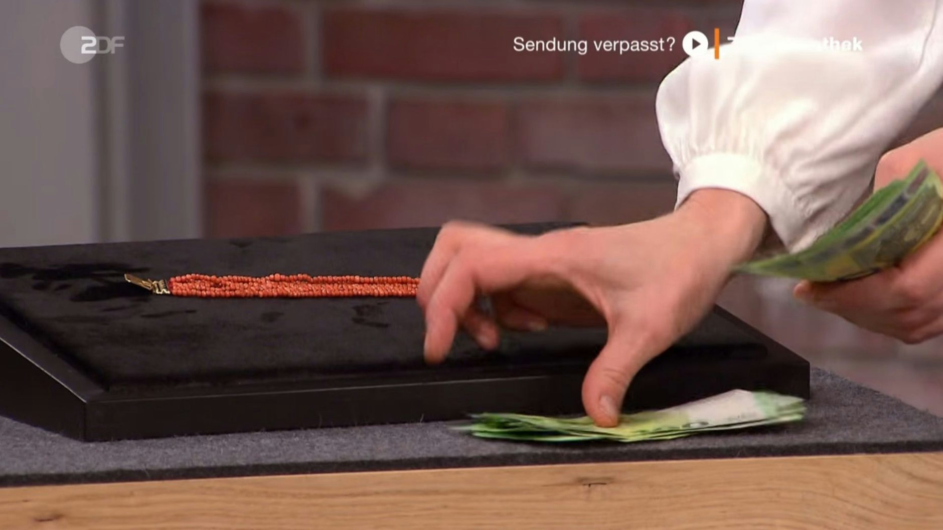 Die „Bares für Rares“-Händler sind von dem Korallen-Armband total begeistert und zahlen einen Super-Preis dafür.